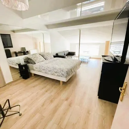 Le Faubourg Saint Martin Apartment *